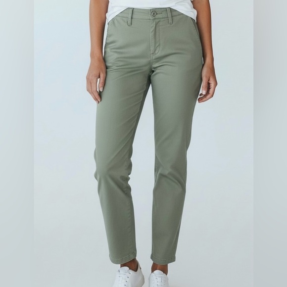 GAP Pants - Gap Girlfriend Khaki Slim Crop Pants in Women’s size 14 Green Olive